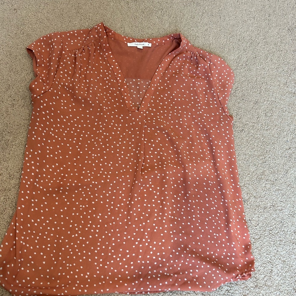 Size M short sleeveless blouses